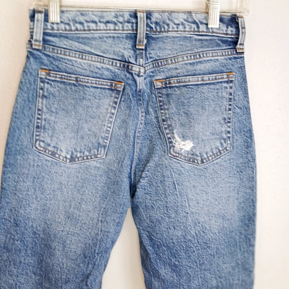 Abercrombe & Fitch High Rise Mom Jean Distressed  Size 4 Short